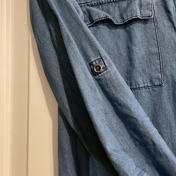 Blue half button down with pockets - Picture 2 of 4